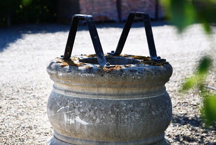 Antike Gartenbrunnen