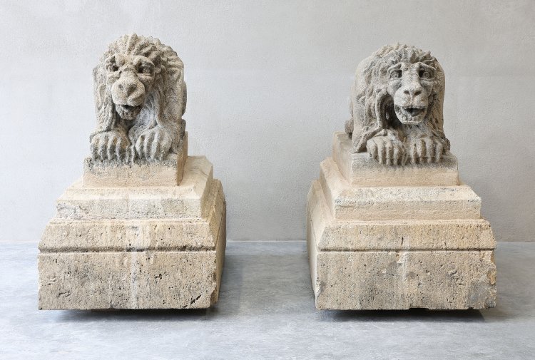 antiker set von Löwen auf Sockel