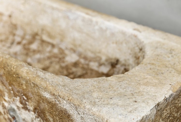 alte trog von französischer kalkstein
