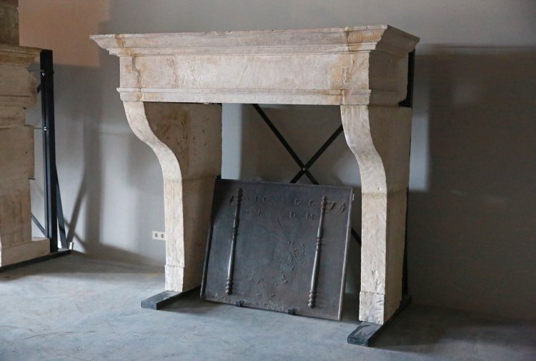 schöne antike Burg Kamin