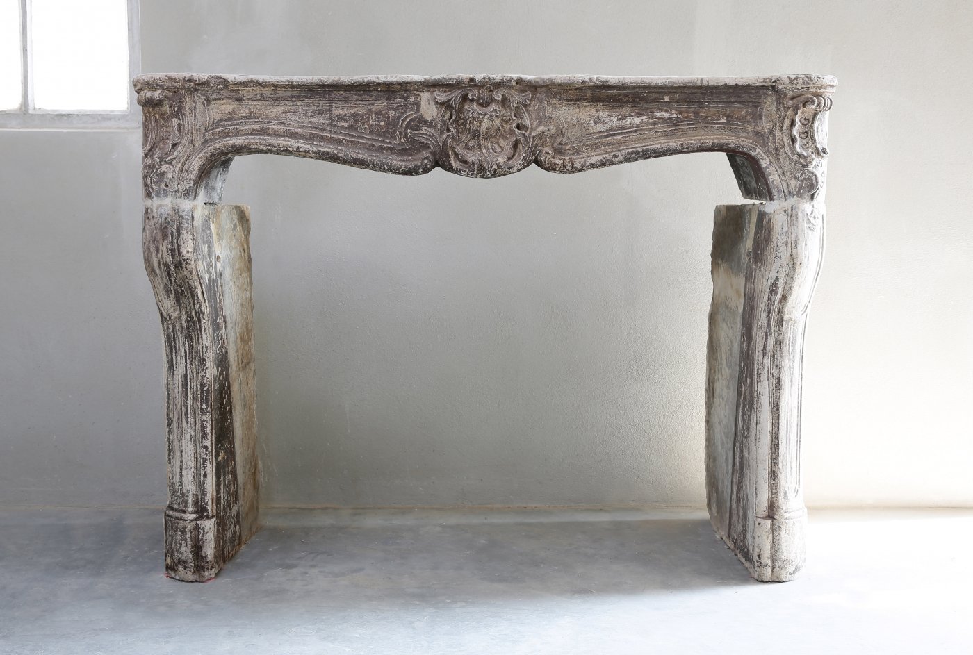 Französischer antiker Kalksteinkamin | De Opkamer | Antike Böden und Kamine