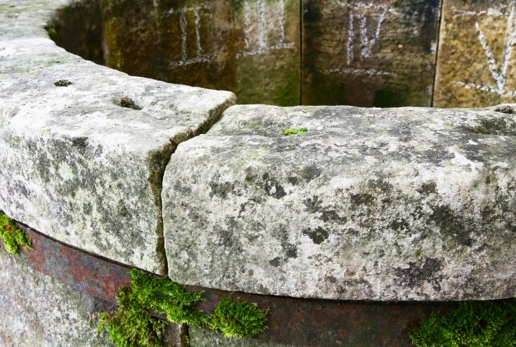 alte franzosischer kalkstein wasserbrunnen 