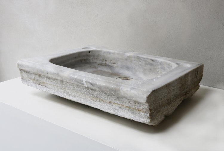 alte spule von carrara marmor