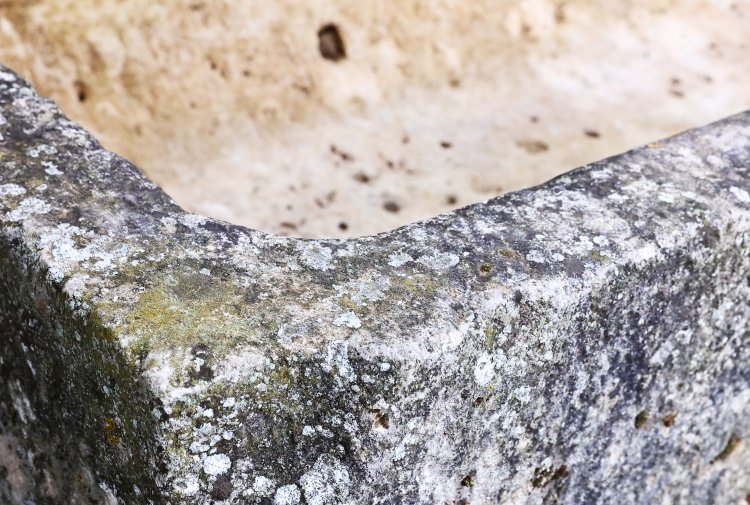 antiker trog von französischer kalkstein