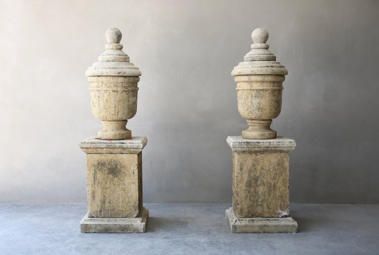 antiker set of zwei vasen mit sockel