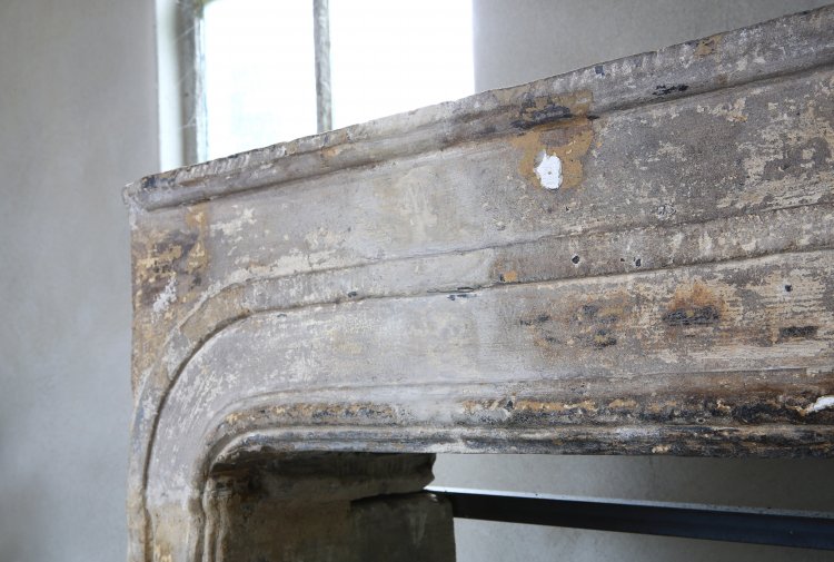 antiker Kalkstein Kamin aus dem 19. Jahrhundert