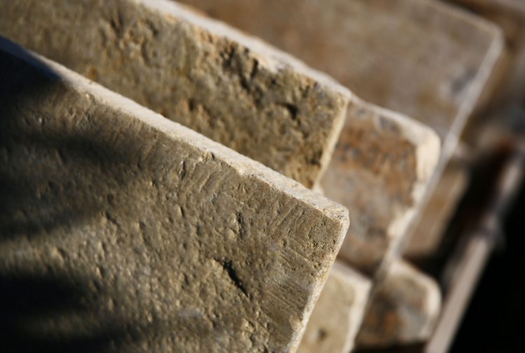 alte kalkstein platten aus Burgundy