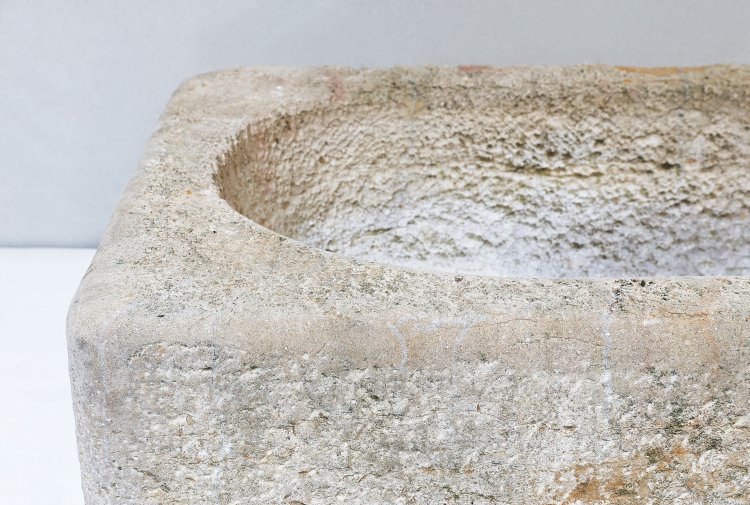 alte waschbecken von französischer kalkstein
