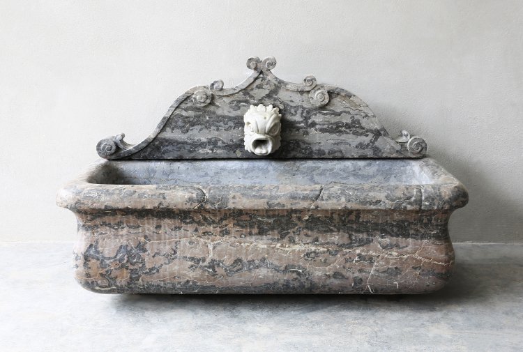 antiker marmor brunnen