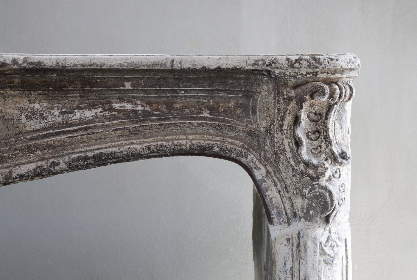 Französischer antiker Kalksteinkamin | De Opkamer | Antike Böden und Kamine