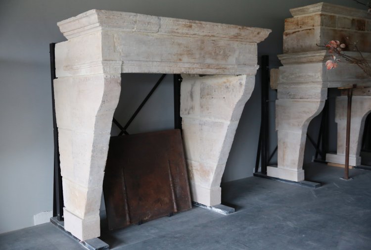 schöne antike Burg Kamin