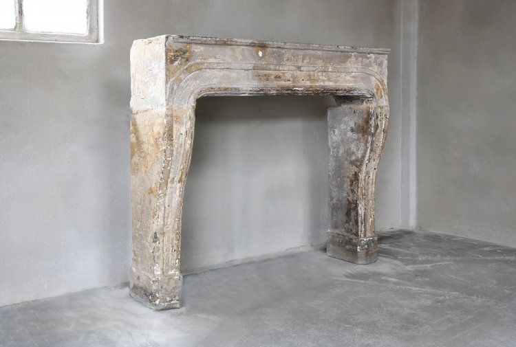 Antiker französischer Kalksteinkamin Louis XIV