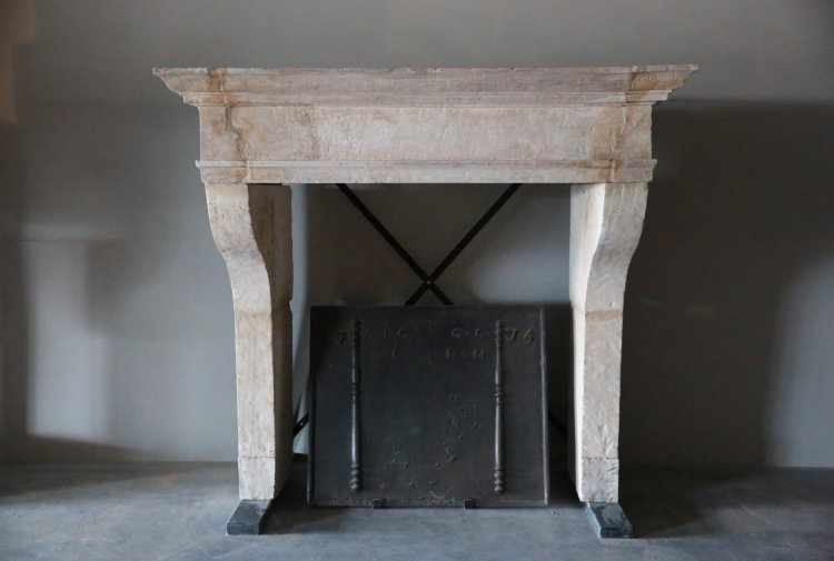 schöne antike Burg Kamin