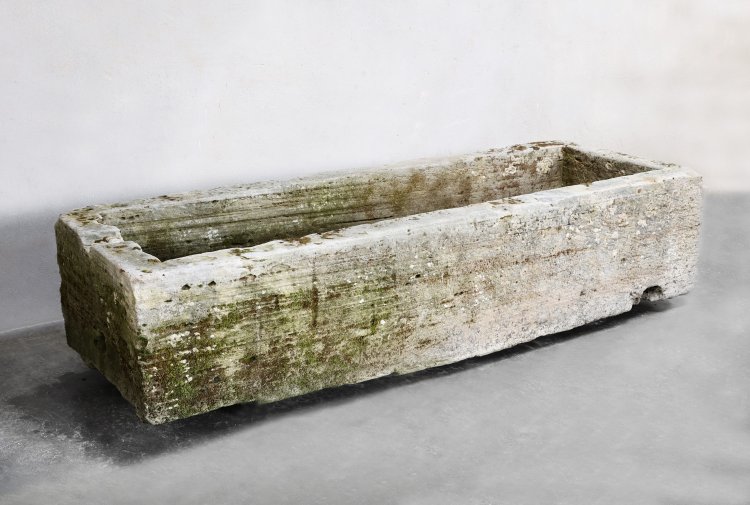 alter trog von französischer kalkstein