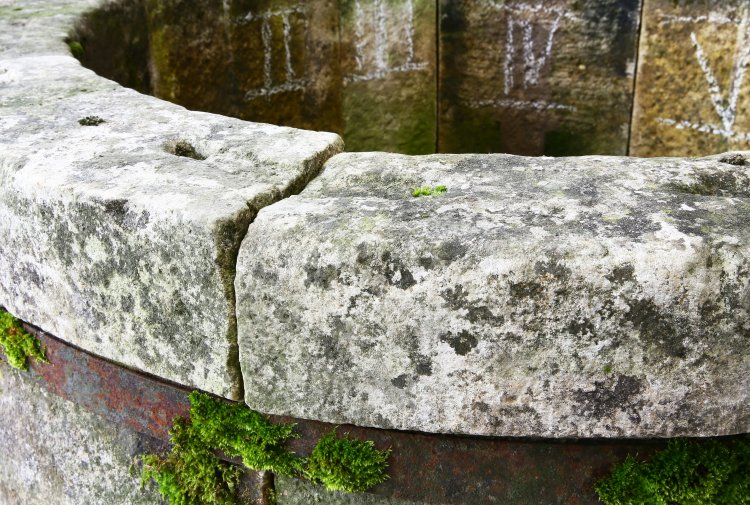 alte franzosiche wasserbrunnen 